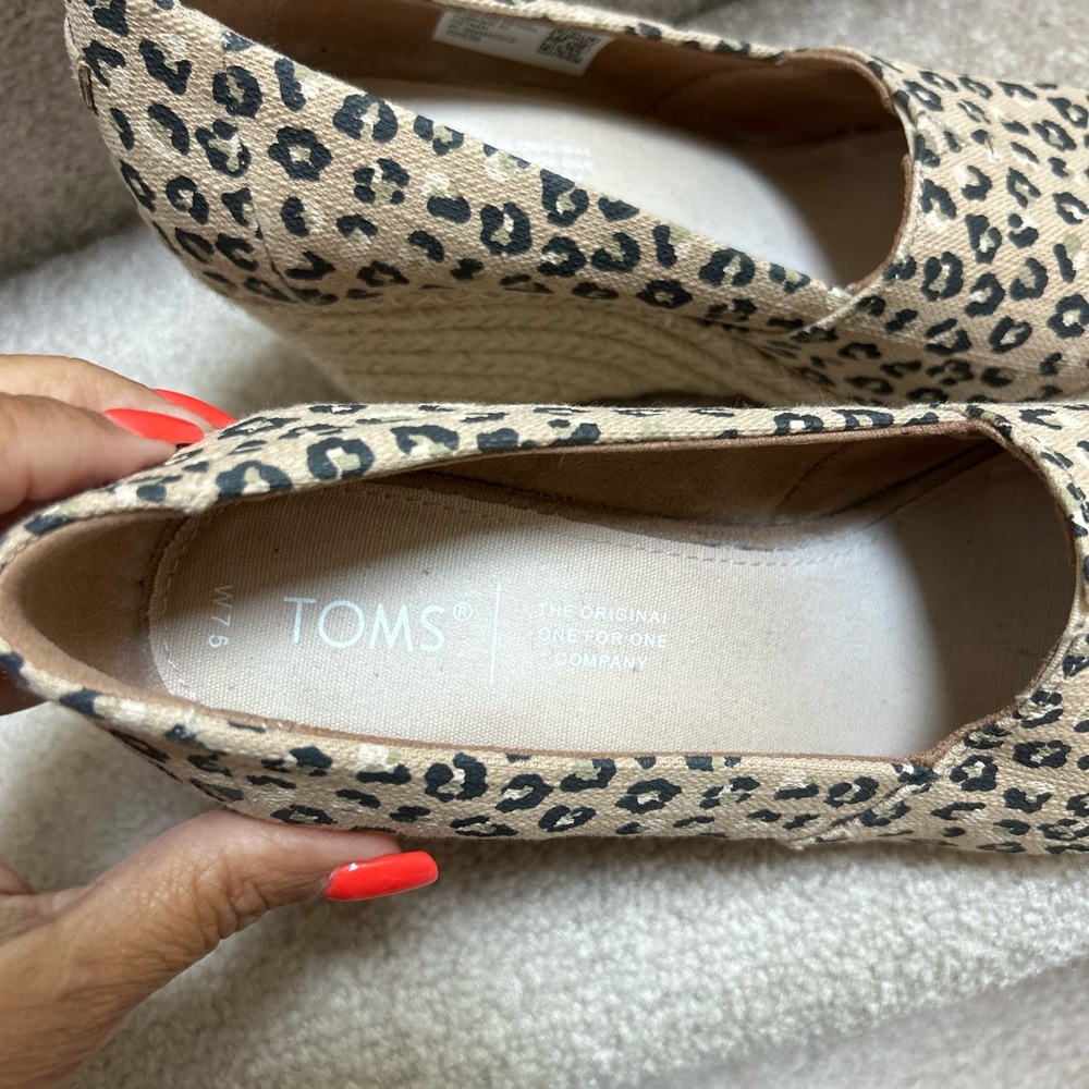 Tom’s Animal Print Open Toe Wedge Sandals - Picture 3 of 5